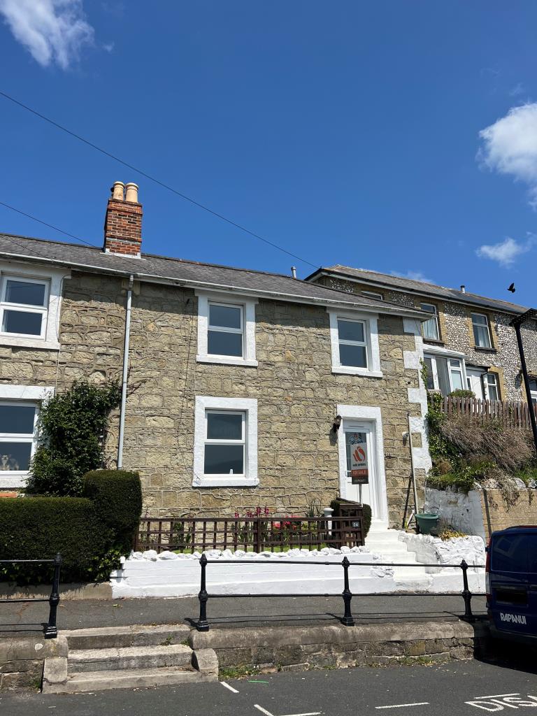 Lot: 41 - HOUSE WITH STUNNING SEA VIEWS IDEAL FOR OCCUPATION OR HOLIDAY USE - Three Bedroom End Terrace House in Ventnor For Sale by Auction